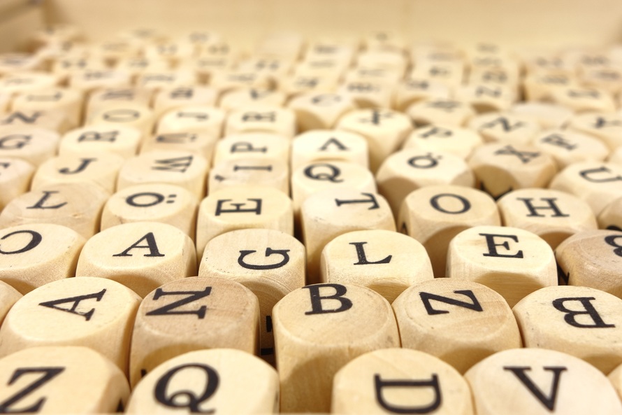 Cubos de madera con letras